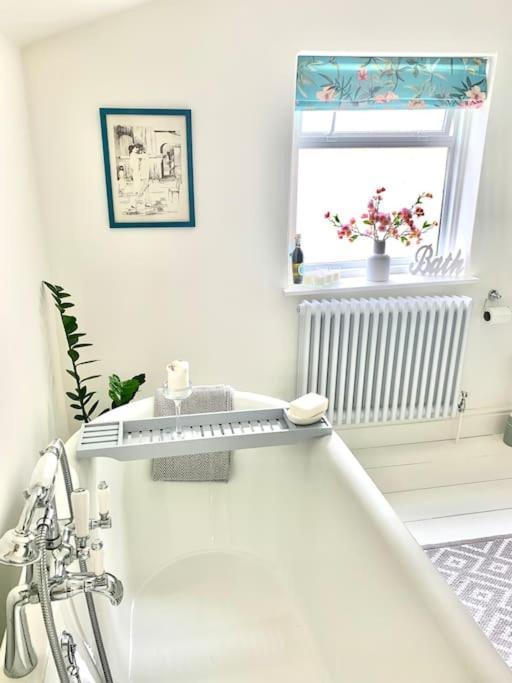 Lovely 3 Bed House In The Heart Of Челтнъм Екстериор снимка