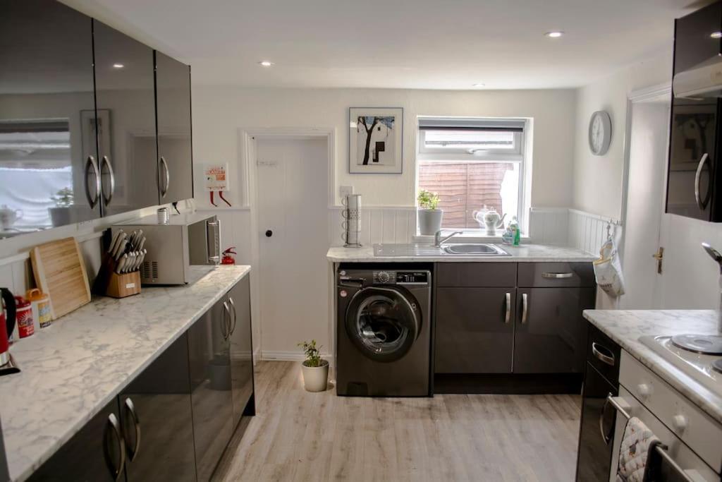 Lovely 3 Bed House In The Heart Of Челтнъм Екстериор снимка