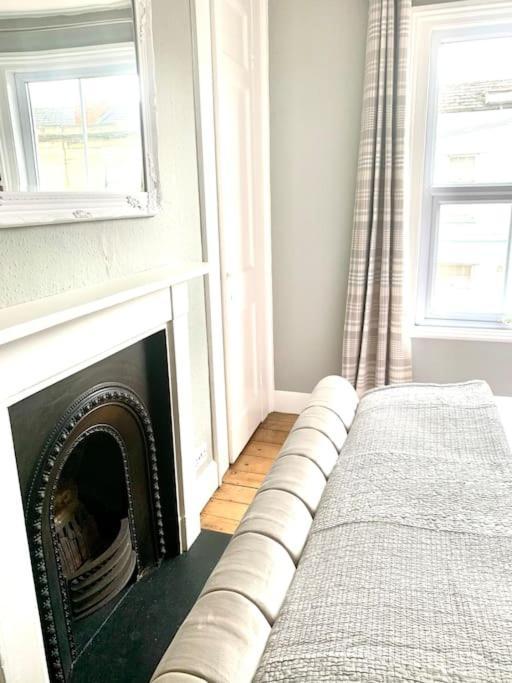 Lovely 3 Bed House In The Heart Of Челтнъм Екстериор снимка