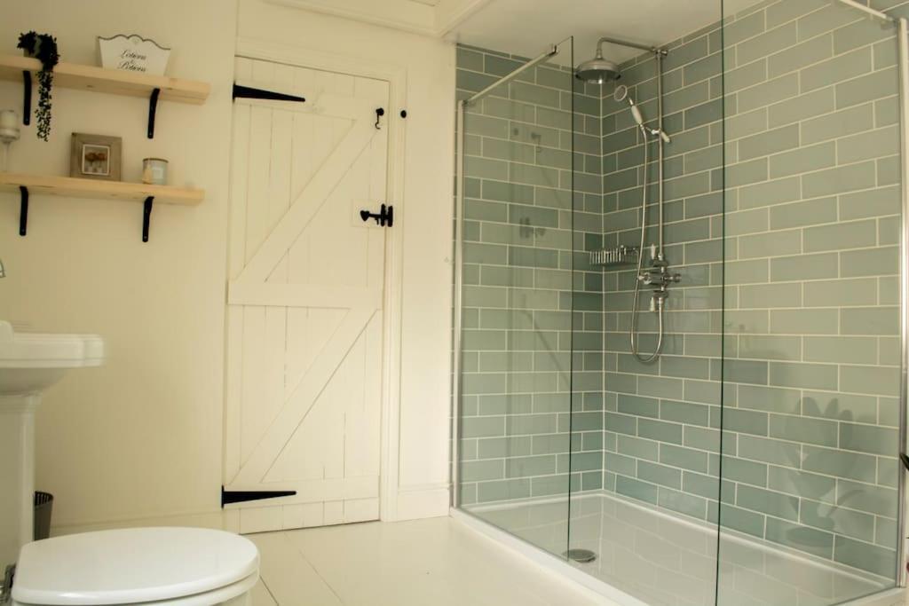 Lovely 3 Bed House In The Heart Of Челтнъм Екстериор снимка