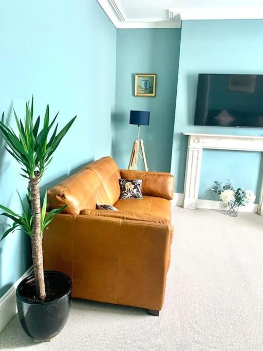 Lovely 3 Bed House In The Heart Of Челтнъм Екстериор снимка