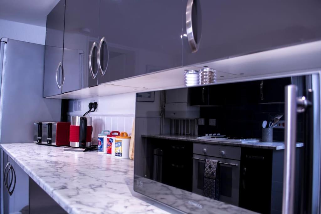 Lovely 3 Bed House In The Heart Of Челтнъм Екстериор снимка